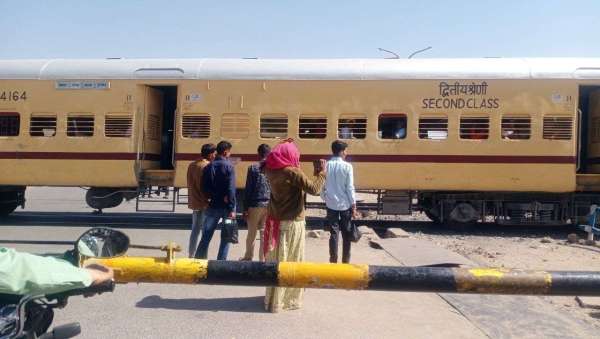 इतनी भी क्या जल्दी है...ट्रेन तो जाने दो