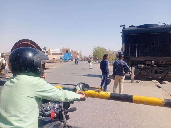 इतनी भी क्या जल्दी है...ट्रेन तो जाने दो