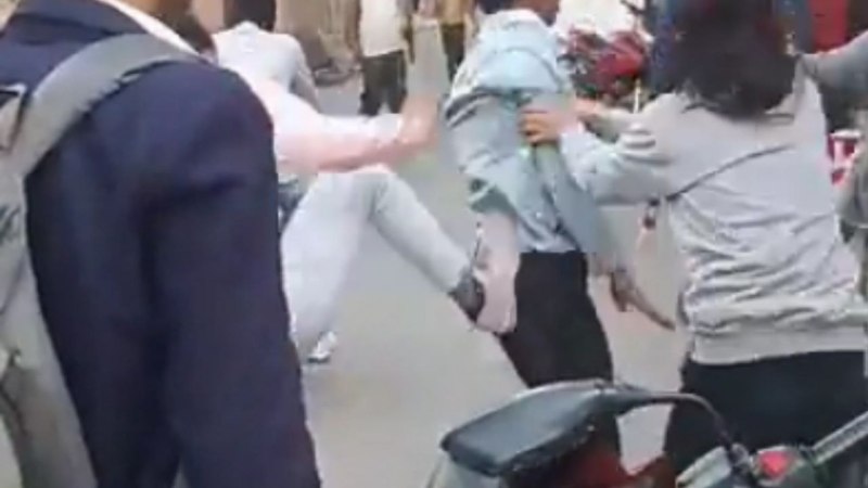 शोहदे को मोबाइल नंबर मांगना पड़ा महंगा, छात्राओं ने लात घुसों से कर दी पिटाई