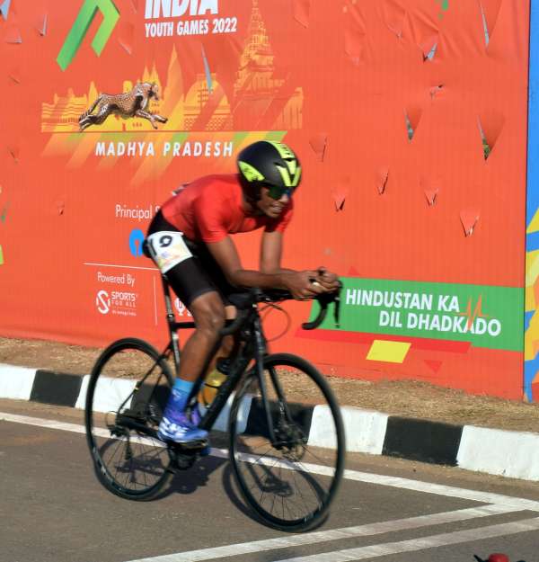 सढक़ो मे चली साईकिल  खेलो इण्डिया 