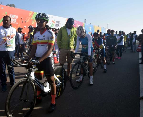 सढक़ो मे चली साईकिल  खेलो इण्डिया 