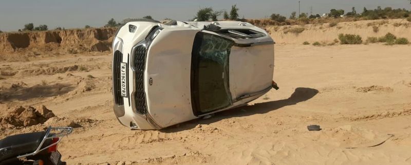 Extortion : 80 लाख रुपए न देने पर जेसबी से दो कारों में तोड़-फोड़, कुचलने का प्रयास