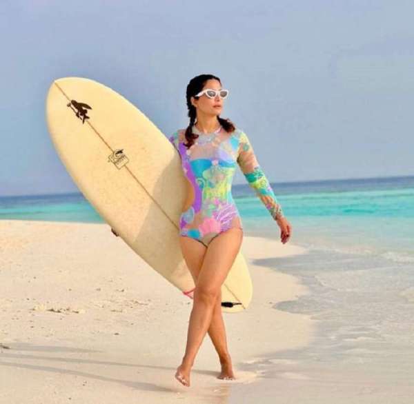 मालदीव में छुट्टियां बिता रहीं हिना खान की फोटोज ने सोशल मीडिया पर मचाया तहलका