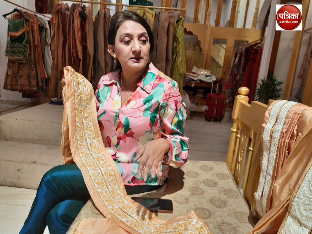 पटके पर हाथों से की गई है कारीगरी