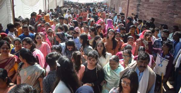 101 couples tied the knot, farewell with wet eyelids........ see photos