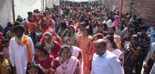 101 couples tied the knot, farewell with wet eyelids........ see photos