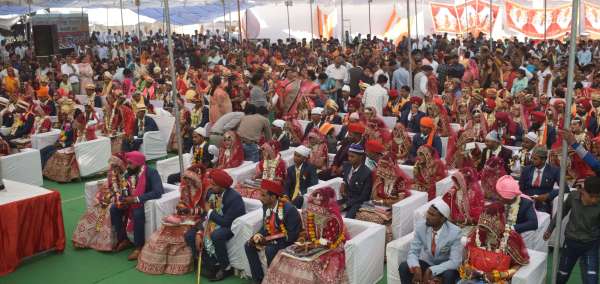 101 couples tied the knot, farewell with wet eyelids........ see photos