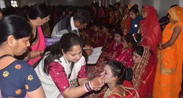 101 couples tied the knot, farewell with wet eyelids........ see photos