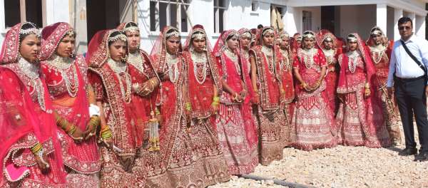 101 couples tied the knot, farewell with wet eyelids........ see photos