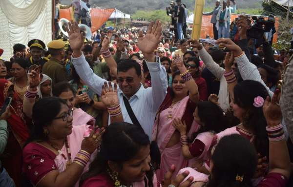 101 couples tied the knot, farewell with wet eyelids........ see photos