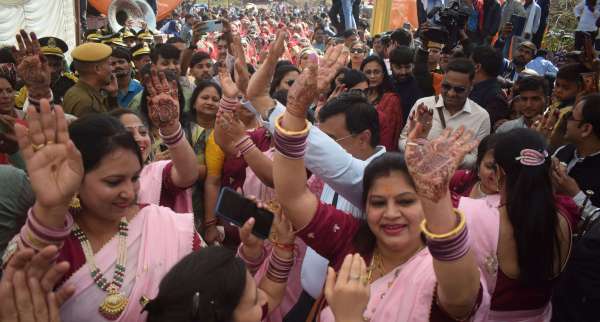 101 couples tied the knot, farewell with wet eyelids........ see photos