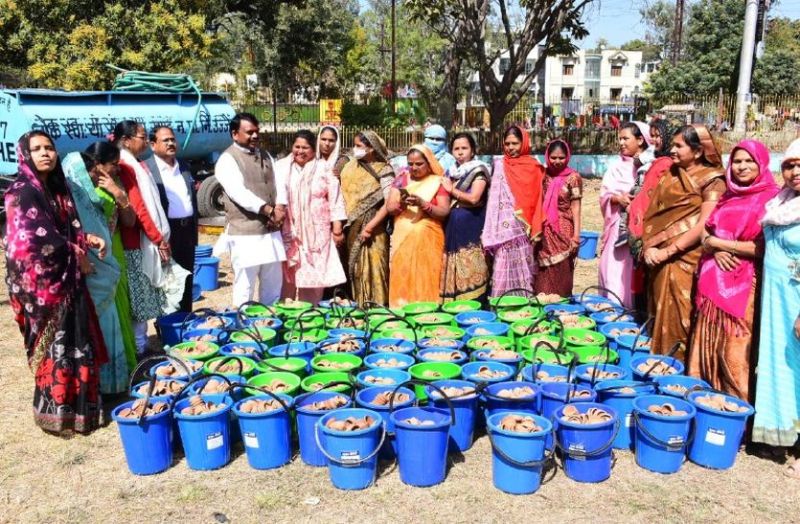 What is this in Ujjain... Anganwadi workers got such work done.