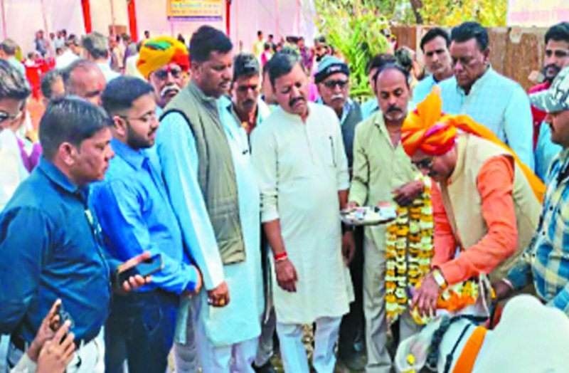 इस जहरीले दूध के उत्पादन के लिए कोई एक नहीं बल्कि अफसर, जनप्रतिनिधि, समाज सभी दोषी हैं