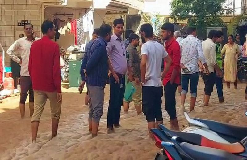 Surat/ ...और वराछा की विठ्ठल नगर सोसायटी में कीचड़ फैल गया!