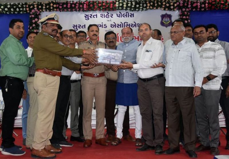 Surat/ तेरा तुझको अर्पण : 7.86 करोड़ के हीरे पुलिस ने मूल मालिकों को सौंपे