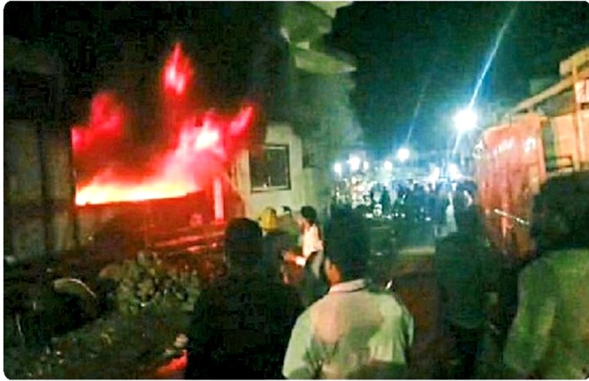 शॉर्ट सर्किट से ऑटो पार्ट्स की दुकान में लगी भीषण आग