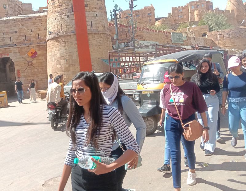 Weather Report: रोज रंग बदल रहा मौसम, एक दिन में 4 डिग्री बढ़ा तापमान