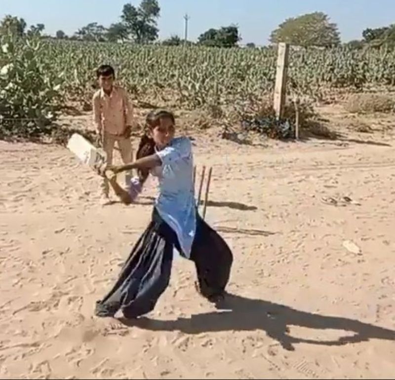 बाड़मेर की मूमल के चौके-छक्कों को महान क्रिकेटर सचिन तेंदुलकर से मिली सराहना