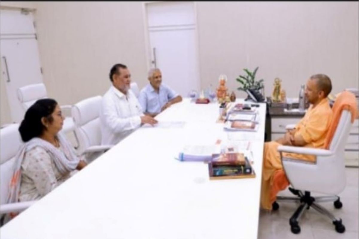 यूपी में संविदा कर्मचारियों की 10 साल बाद होने वाली है बल्ले-बल्ले, 10 से 20 हजार तक बढ़कर मिलेगा वेतन