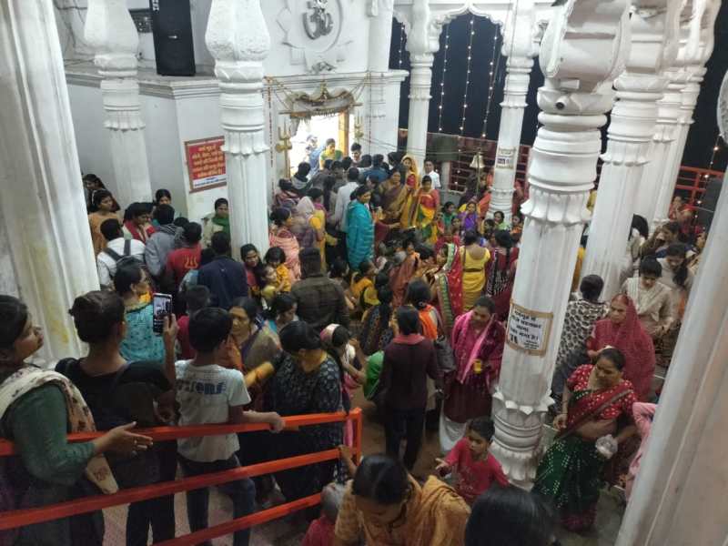 काले महादेव को महिलाओं ने लगाई हल्दी हुआ आकर्षक श्रंगार