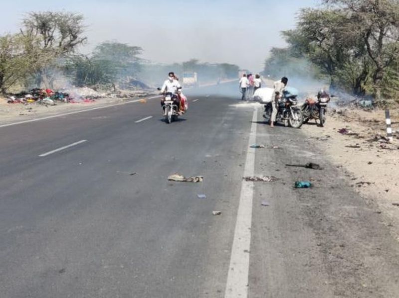 हाईवे पर बार-बार धधक रही कपड़ों की गांठे, आग लगने की आशंका