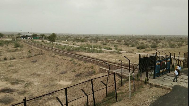 जानिए, कौनसे रेलमार्ग पर बमबारी के बीच चलती रही रेल