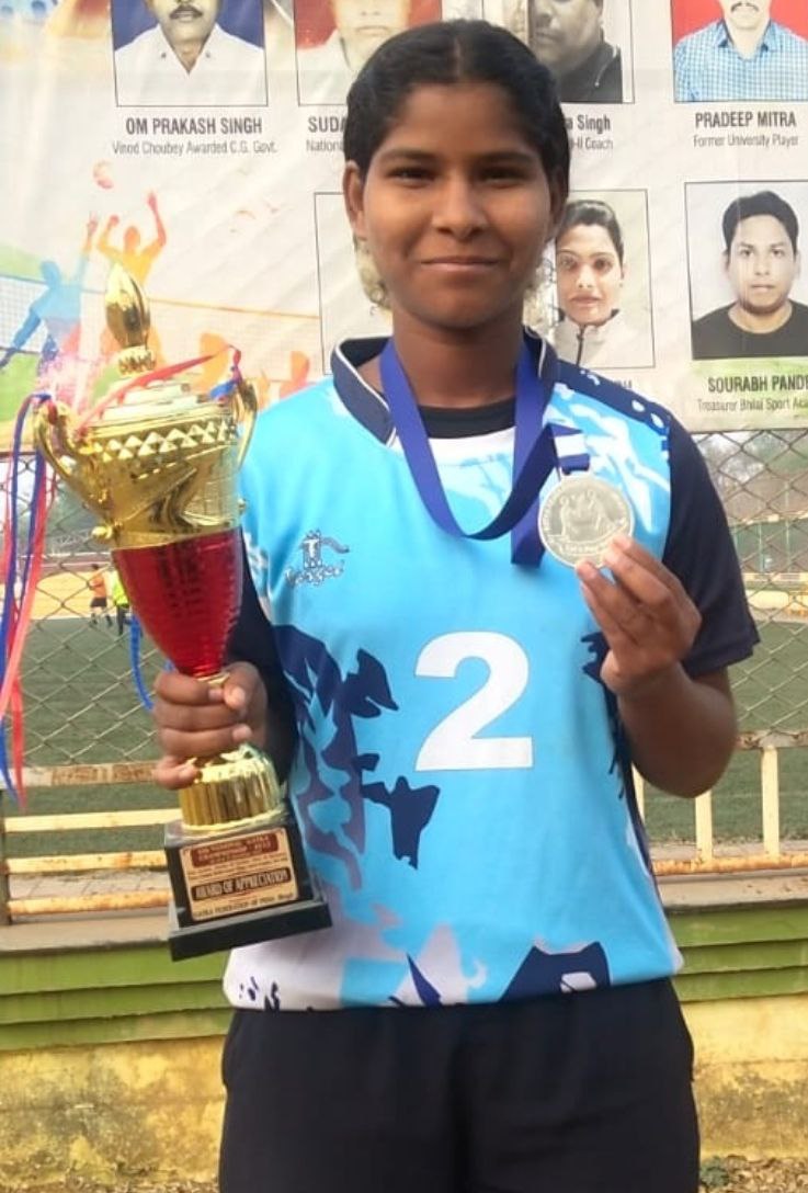 मजदूर की बेटी ने किया कमाल, स्टिक खरीदने नहीं थे पैसे, फिर भी मेहनत के बल पर नेशनल तक जाकर किया शानदार प्रदर्शन