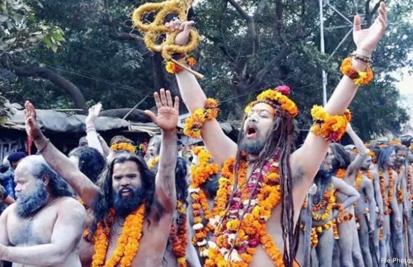 देखी है कभी ऐसी आस्था! विश्व कल्याण के लिए नागा साधु 13 वर्षों से दांया हाथ उठाकर कर रहे तपस्या, जिसने भी देखा वो हैरान रह गया