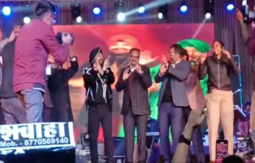 Video Story: दलेर मेंहदी ने ‘तुनक-तुनक, तुन…’ गाने पर कलक्टर, आईजी और एसपी को नचाया