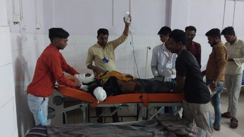 खंडवा रेलवे स्टेशन पर नहीं रूकी ट्रेन, उतरने के प्रयास में भिरंगी में हाथ कटा