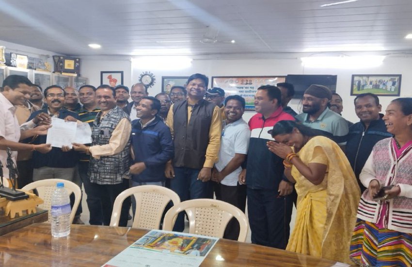 विधायक पति से अर्जी लगाने मोर्चा के साथ पहुंची शिक्षिका पत्नी