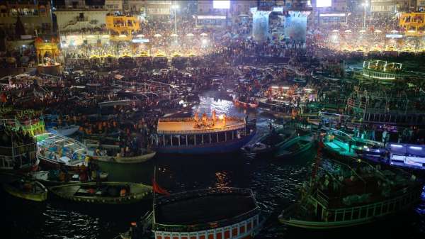 अजय देवगन ने जो तस्वीरें शेयर की हैं, वे बनारस के घाट की हैं।