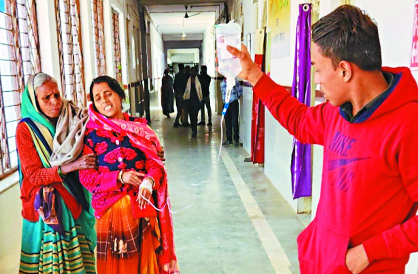 ब्यावरा में लडख़ड़ाती स्वास्थ्य सुविधाएं, न नर्सिंग स्टॉफ ने हाथ लगाया न ही सफाईकर्मी और सहयोगियों ने सहयोग किया