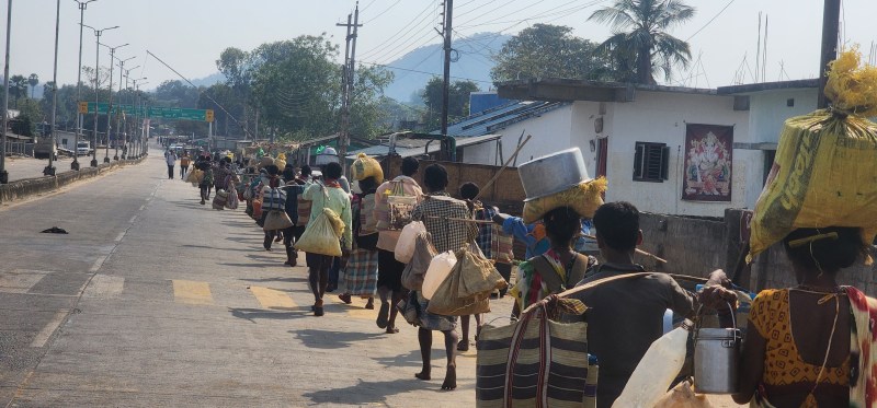 पेट के लिए...यहां से बड़ी संख्या में रोज ग्रामीण तेलंगाना की तरफ रोजी-रोटी के लिए पलायन करते दिख रहे हैं।