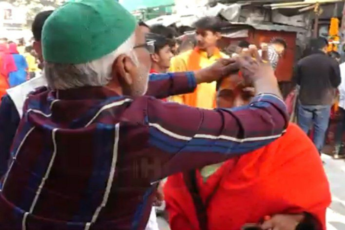 शिवरात्रि पर महमूद ने लगाया सभी के माथे पर चंदन का तिलक