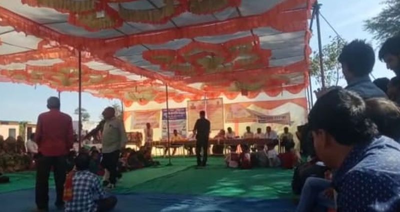 VIDEO विकास यात्रा में जब पूर्व विधायक को बताई समस्या तो बोले चुपचाप बैठ जा...