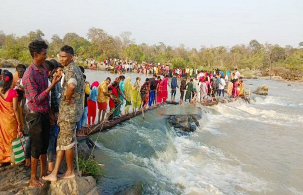 तेलवर्ती में शबरी नदी पार के दर्शन करने के लिए जाते हुए भक्तजन।
