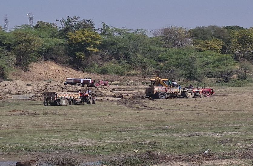 कोठारी नदी : चुरा रहे पत्थर…डाल रहे कचरा