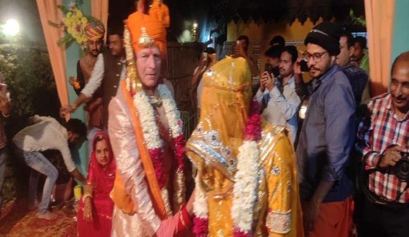 FRENCH COUPLE---फ्रांस के जोड़े ने वैदिक रीति से किया विवाह , परिणय सूत्र में बंध लिए फेरे