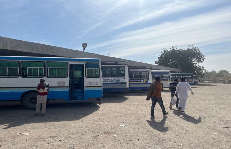 बस चलाने की जगह काट रहे टिकट, कुछ ऑफिस में कर रहे चाकरी