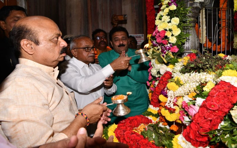 सीएम बोम्मई ने सिद्धारूढ़ मठ में किए दर्शन, पूजा-अर्चना के बाद भिक्षुओं से की वार्ता