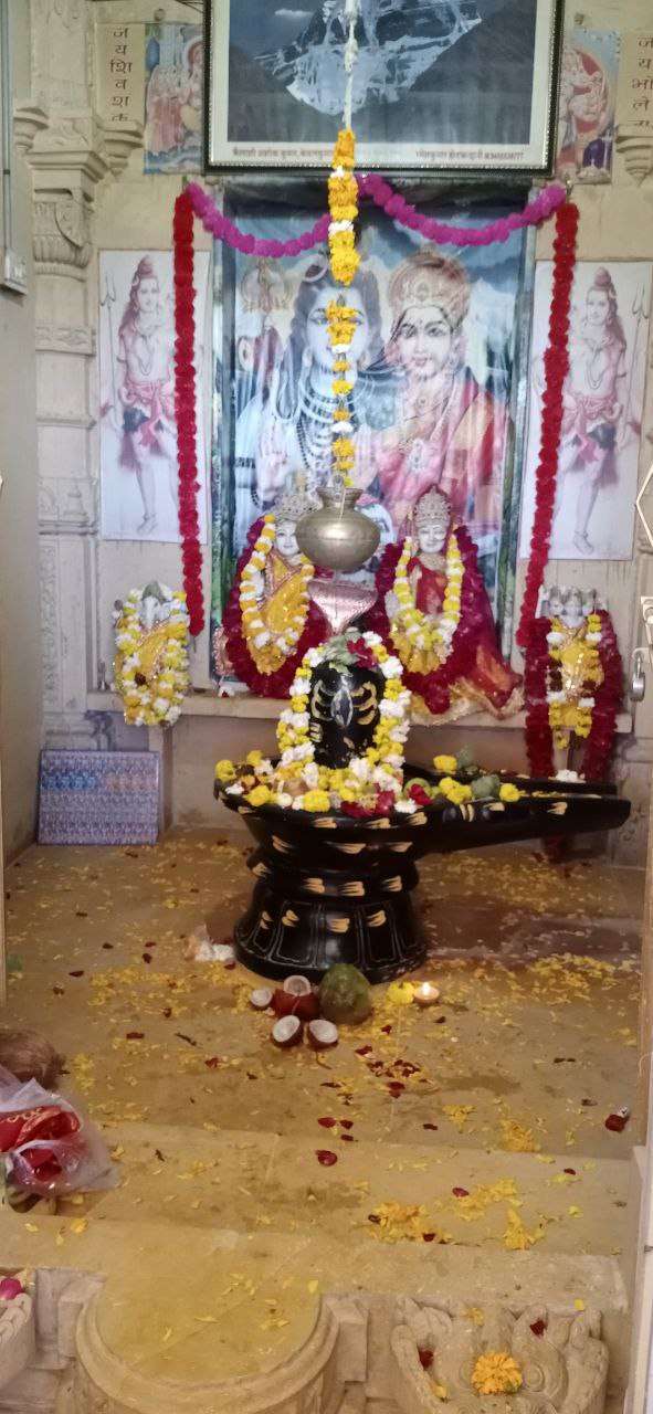 महाशिवरात्रि पर मन्दिरों में रही भक्तों की रेलम-पेल