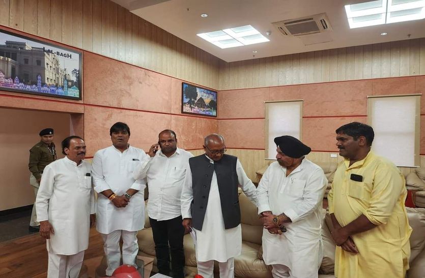 Indore News : दिग्विजय सिंह को इंदौर एयरपोर्ट पर गुजारने पड़े चार घंटे