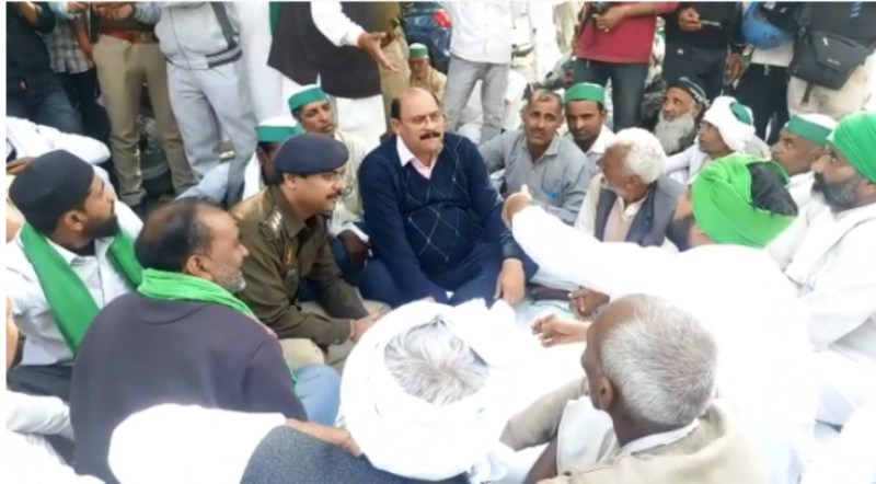 मेरठ डीएम ऑफिस में ट्रैक्टर लेकर घुसे किसानों ने दी महापंचायत की चेतावनी