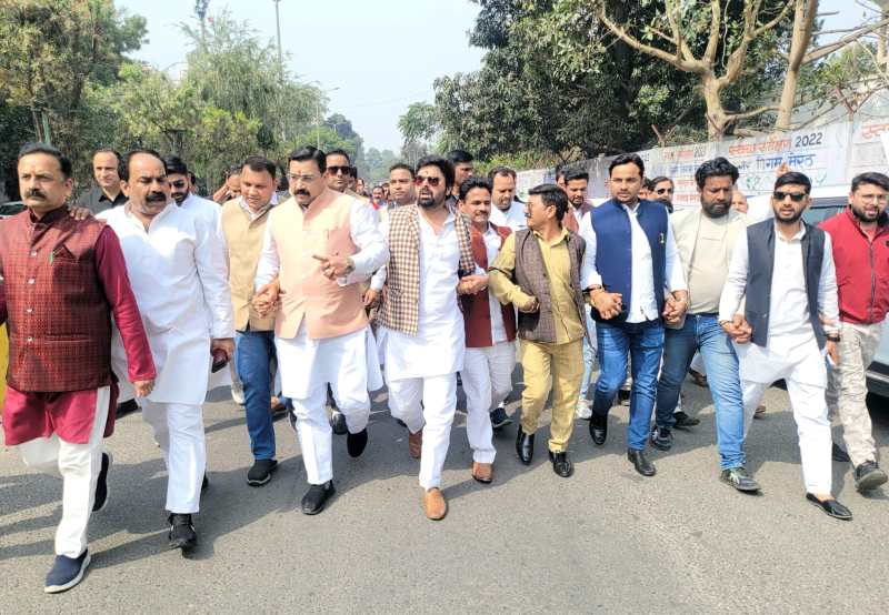 कानपुर की घटना के विरोध में ब्राह्मण समाज का पैदल मार्च, डीएम ऑफिस का घेराव