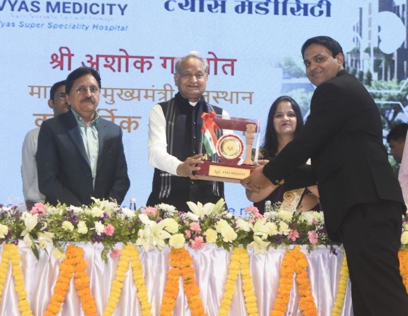 मुख्यमंत्री अशोक बोले- शिक्षा और स्वास्थ्य कमाई के लिए नहीं, सेवा के लिए