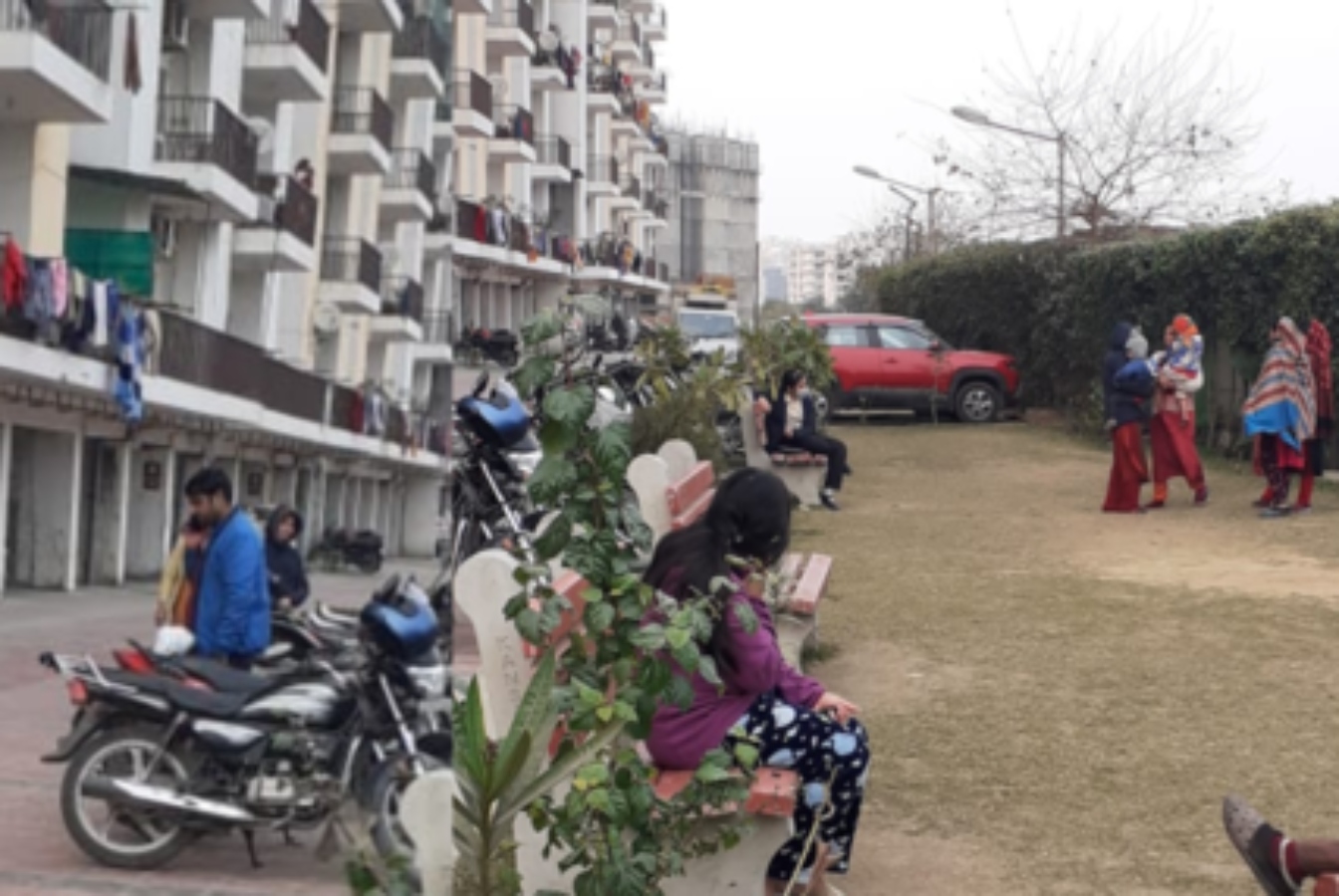 भूकंप से हिली एनसीआर की धरती, इमारतों से निकलकर खुले मैदान में पहुंचे लोग