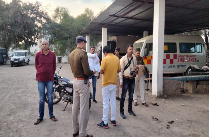 वज्र वाहन के चालक ने क्लच वायर से फंदा लगाकर दी जान