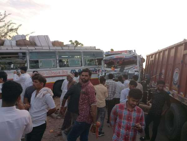 भाकरोद के पास ट्रेलर-बस भिडं़त में डेढ़ दर्जन घायल