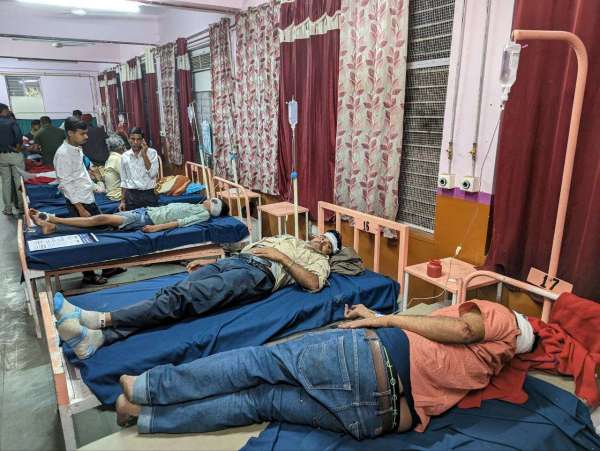 भाकरोद के पास ट्रेलर-बस भिडं़त में डेढ़ दर्जन घायल